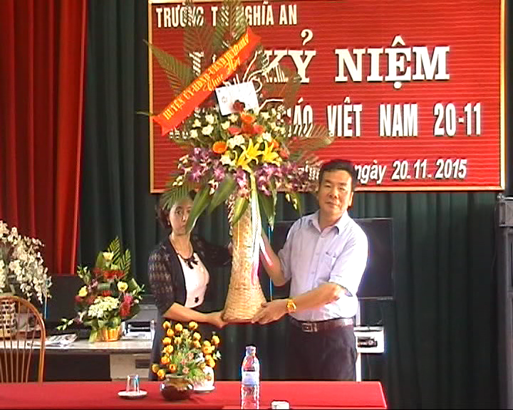 Ông Nguyễn Thái Thuận - Huyện ủy viên - Phó chủ tịch UBND huyện tặng hoa chúc mừng.